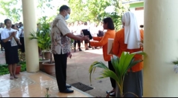 Angela Londi Aseng menunjukkan penghargaan yang diperoleh dalam LKTI Tingkat Nasional kepada Ketua STP St. Petrus Keuskupan Atambua (Dokpri)
