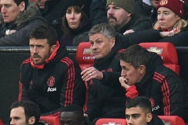 Michael Carrick ketika menjabat sebagai asisten pelatih dan ditunjuk sebagai pelatih sementara MU. Foto: AFP/Oli Scarff via Kompas.com