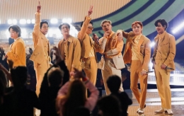 BTS dalam balutan kuning untuk lagu Butter. Sumber: bbc
