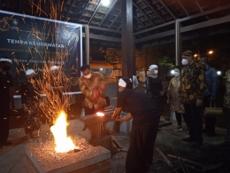 tempa besi oleh pejabat kota dan pihak Keraton Surakarta | dokumentasi pribadi