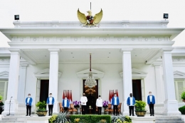 Ilustrasi. Presiden Joko Widodo dan Wapres Maruf Amin berfoto bersama dengan enam menteri baru di Kabinet Indonesia Maju Jilid 2 di Istana Merdeka, Jakarta, Selasa (22/12/2020).  (ANTARA FOTO/LAILY RACHEV via kompas.com)
