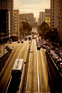 Ilustrasi suasana lalulintas kota di waktu senja. (Foto: 2341007 Via Pixabay)