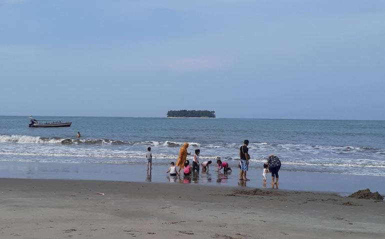 Pulau Angso Duo terlihat di kejsuhan dari Pantai Gandoriah. Dok. Pribadi.