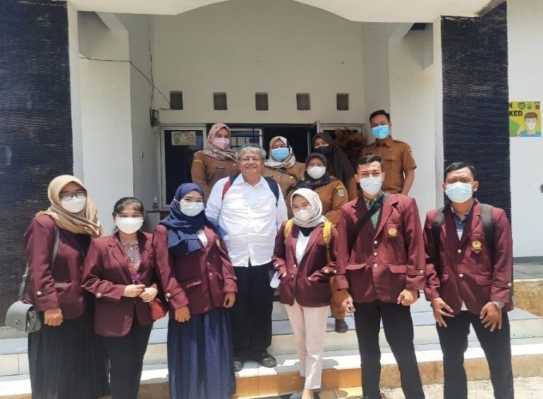 Mahasiswa KKN UNSIKA dan Dosen Pembimbing Lapangan bersama perangkat Desa Majalaya