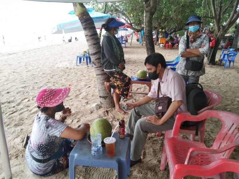 Pedagang aksesoris menawarkan dagangan di Pantai Kuta. Dok Pri 