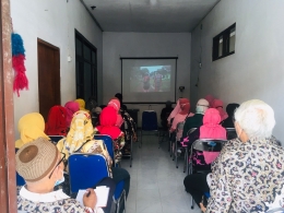 Suasana Nobar Film Karsih Bersama Lansia di Kalisat/Dokpri