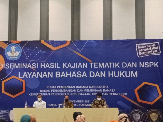Kepala Pusat Pembinaan Bahasa dan Sastra, Muh. Abdul Khak, sedang membuka kegiatan. (Dokumen Pribadi)Â