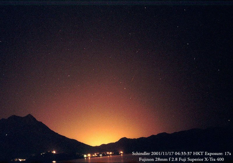 Potret Hujan Meteor Leonid November 2001 di Hong Kong (Source: spaceweather.com)