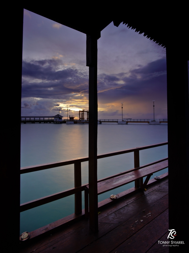 Senja terakhir di dermaga Molokai, sebelah Pelabuhan Feri Morotai, sebelum kembali ke Tobelo. Sumber: dokumentasi pribadi