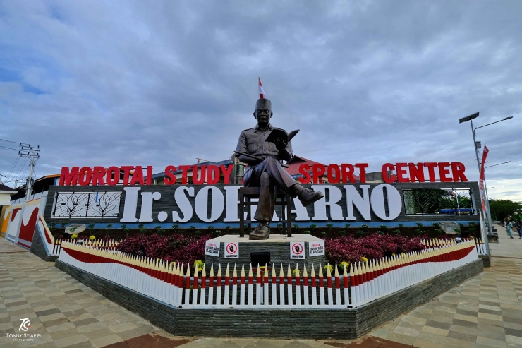 Patung Bung Karno di salah satu fasilitas modern di Morotai. Sumber: dokumentasi pribadi
