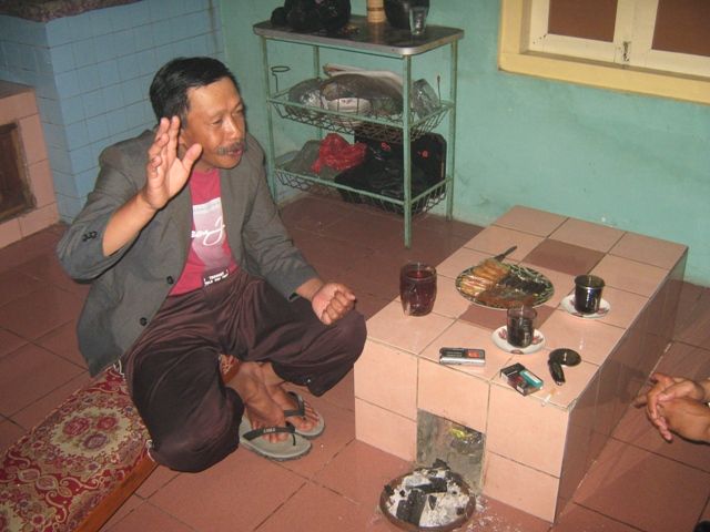 Berbincang dengan Dhukun Pandita Sutomo di perapian rumahnya. Foto: Dok. Pribadi