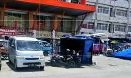 Kios di tengah jalan KH Ramli, siapa yang bertanggungjawab (dok. Foto pribadi)