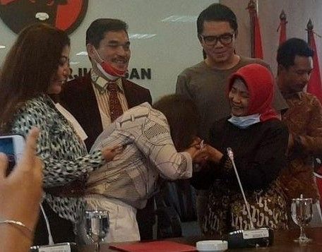 Image caption - Anggiat Pasaribu (Rindu) minta maaf kepada ibunda Arteria Dahlan di ruang Fraksi PDIP DPR RI Jakarta - jabar-tribunnews.com