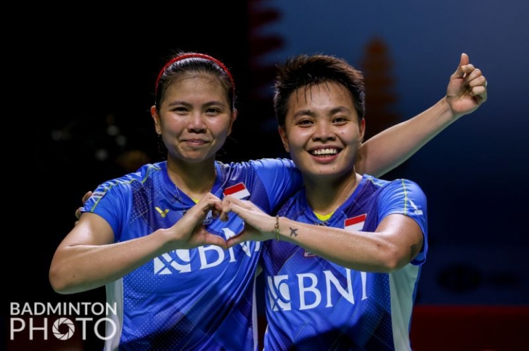 Greys dan Apri yang selalu menebar senyum (dok: Badminton Photo)