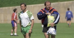 Charles Rexach (kanan) saat menjadi asisten Johan Cruyff (kiri) di Barcelona (abc.es)
