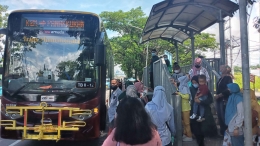 Antrian penumpang menanti TEMAN Bus/Dokpri