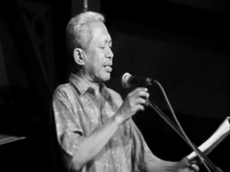 Akhudiat, saat membaca karyanya dalam Malam Sastra Surabaya (Malmasa, 28 Oktober 2009), (youtube.com/Arieyoko)