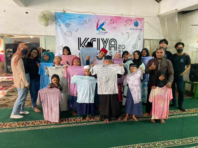 Mahasiswa Universitas Mercu Buana Jakarta Melakukan Kegiatan Pelatihan Batik Jumputan