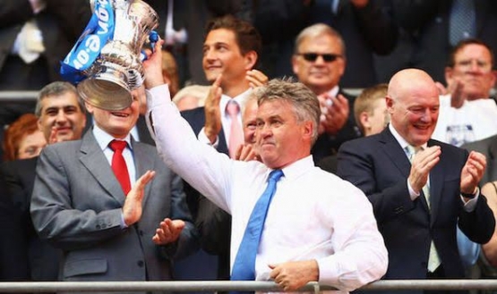 Guus Hiddink dan trofi Piala FA musim 2008/2009 (Express.co.uk)