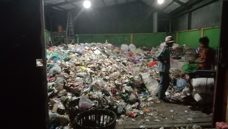 Foto TPST Sidoarjo: Katanya sudah ada Bank Sampah (tidak sesuai regulasi). (Dok. Nara Ahirullah)