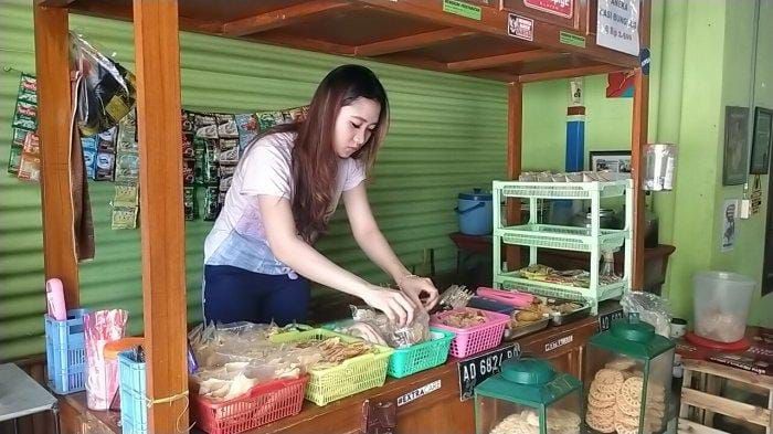 Daniella Salah Satu Penjual Angkringan Nasi Kucing di Klaten | Sumber : Tribunbews.com