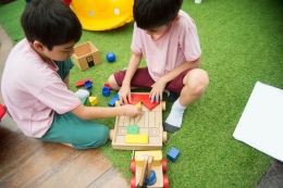 Anak bermain dengan teman sebaya (Sumber: Shutterstock)
