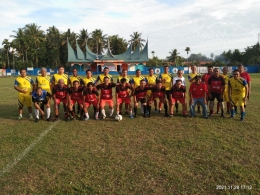 Foto bersama kedua tim jelang permainan. (foto dok hendri gusvira)