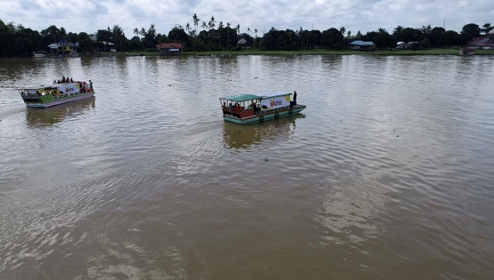 Bidak rombongan relawan Founder's Day menyeberangi Sungai Kampar menuju Desa Kuala Terusan./dokpri