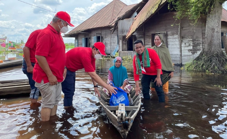 Girangnya hati dua ibu yang datang menggunakan sampan lalu dihampiri Bupati Pelalawan dan Manajemen perusahaan/dokpri