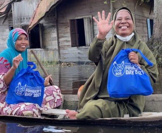 Senyum semringah ibu-ibu di Desa Kuala Terusan saat mendapatkan paket dari relawan Founder's Day 2021./dokpri