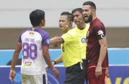 Long Life Controversial Referee, Iwan Sukoco mengusir Irsyad Maulana sebab dianggap diving (Bola.com/M Iqbal Ichsan)