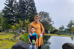 Seorang ibu dan cucunya berpose didekat kolam renang di Puncak Anai. Dok. Pribadi.
