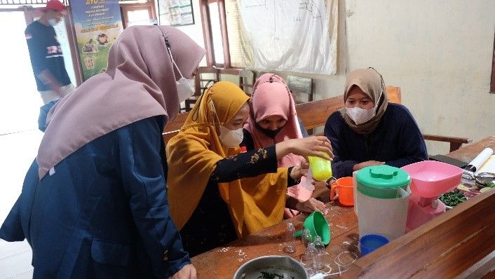 Gambar 3. Pelaksanaan Pelatihan dengan Karang Taruna IPJ (Ikatan Pemuda Jetakwanger)/dokpri