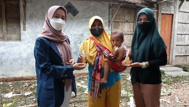 Pembagian Hand Sanitizer kepada Warga RT.01/RW.01/dokpri