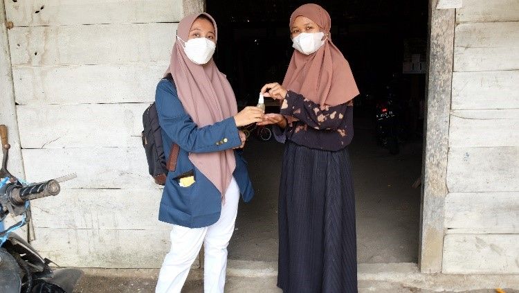 Gambar 4. Pembagian Hand Sanitizer kepada Warga RT.01/RW.01/dokpri