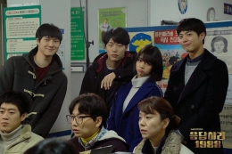 Park Bo Gum bersama para pemeran 