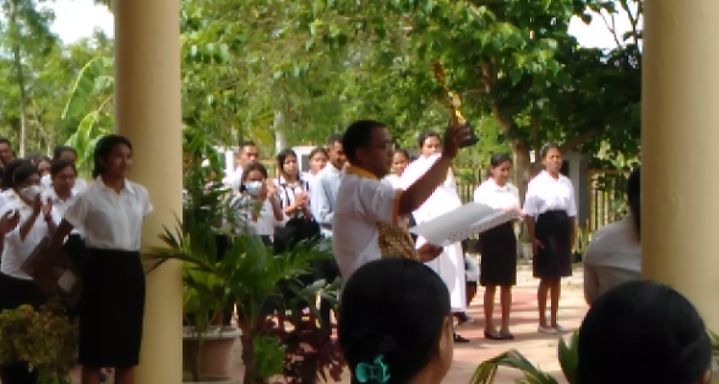 Rm. Dr. Theodorus Asa Siri, S.Ag (Ketua STP St. Petrus Keuskupan Atambua) mengangkat piala yang direbut mahasiswa dari kelompok THS/THM. (Dokpri)  