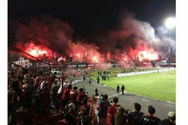 Flare di suporter Indonesia pada laga Bali United vs Persija (14/12/2018). Sumber: Tribun Bali/Alfonsius Alfianus/via Kompas.com