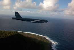 potret sebuah B-52H Stratofortrees yang terbang di atas lautan. Sumber gambar: boeing.com