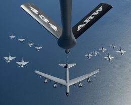 potret B-52 yang sedang terbang formasi bersama jet-jet tempur negara anggota NATO. Sumber gambar: washingtontimes.com