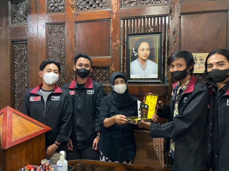 Mahasiswa PMM UMM Bagikan Masker dan Pengecatan Balai Krakarta di Kelurahan Tunggulwulung