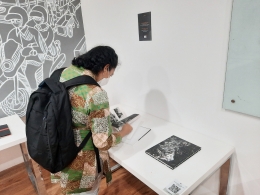 Pengunjung sedang membaca buku foto karya fotografer/dokumentasi pribadi