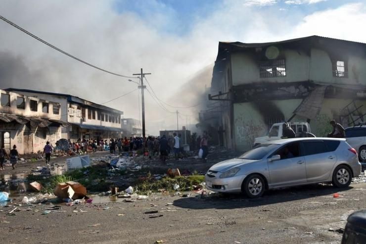 Kerusuhan terjadi di ibu kota Kepulauan Solomon, Honiara, Jumat (26/1/2021). (Sumber: AFP PHOTO/CHARLEY PIRINGI via Kompas.com)
