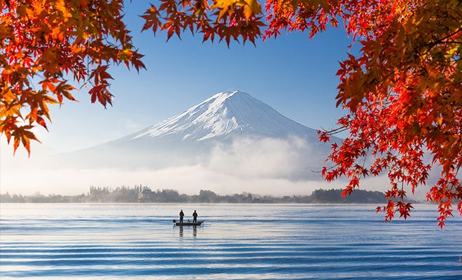 Pemandangan alam saat musim gugur dengan latar belakang Gunung Fuji | sumber: liburankejepang.com