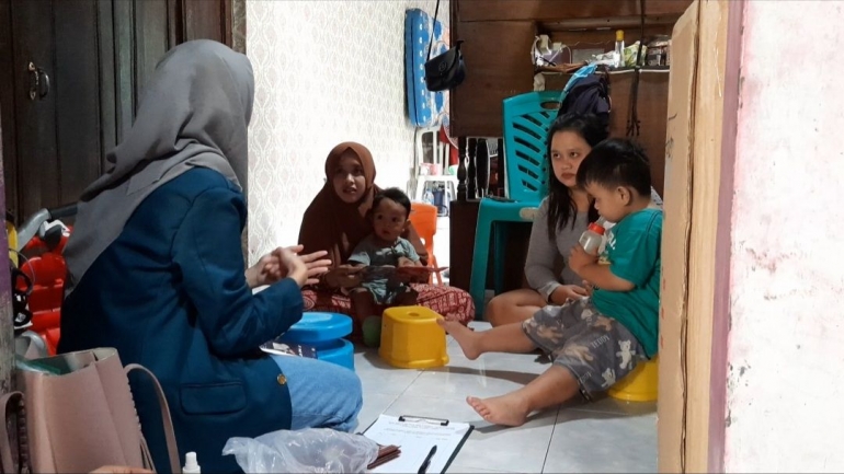 Sosialisasi dan edukasi kepada ibu-ibu baduta secara door to door/dokumentasi pribadi