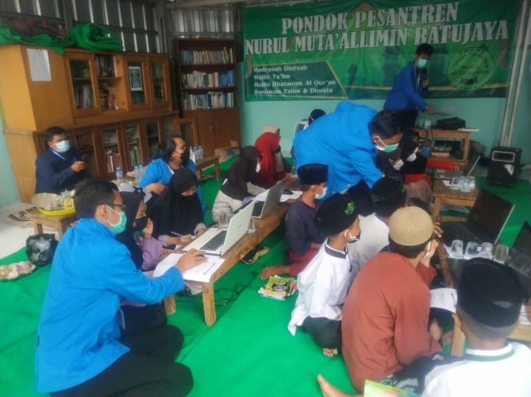 Memberikan materi dan Praktek kepada santri