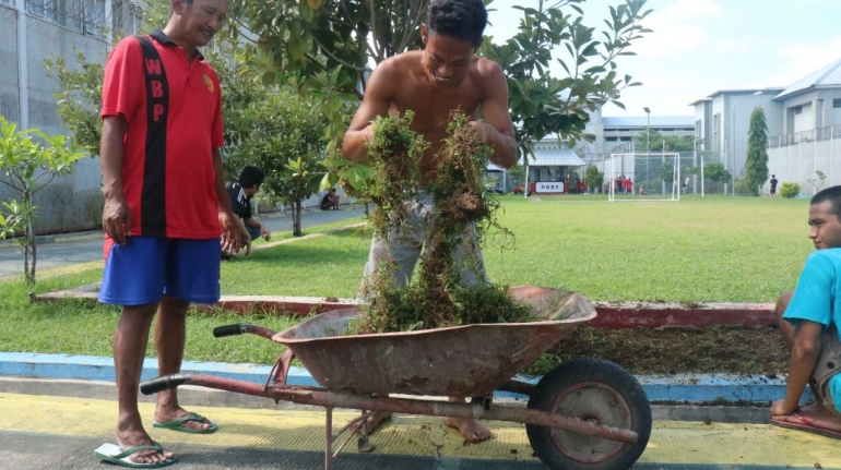 Tamping Lapas Pemuda Madiun saat menanam kembali rumput yang segar, Selasa(30/11/2021). (Foto:Humas Lasdaun).