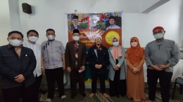 foto bersama, Ustadz Yusuf Mansur (tengah), Kepala Sekolah Indonesia-Cairo, Ismail Nur (sebelah kiri bertopiah, Masker dan mengenakan semi Jas)/Koleksi pribadi