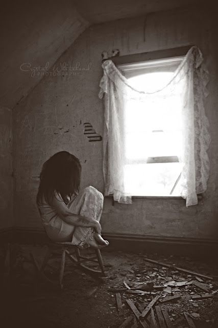 Ilustrasi wanita yang sedang depresi | foto: crystalwhiteheadphotography.blog