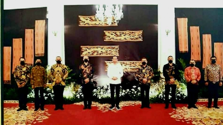 Presiden Jkw dan Eurico Guterres dkk dalam pertemuan di Istana Merdeka, Jakarta, 25 Nopember 2021. Dok : media Kupang,  vox.pikiranrakyat.com
